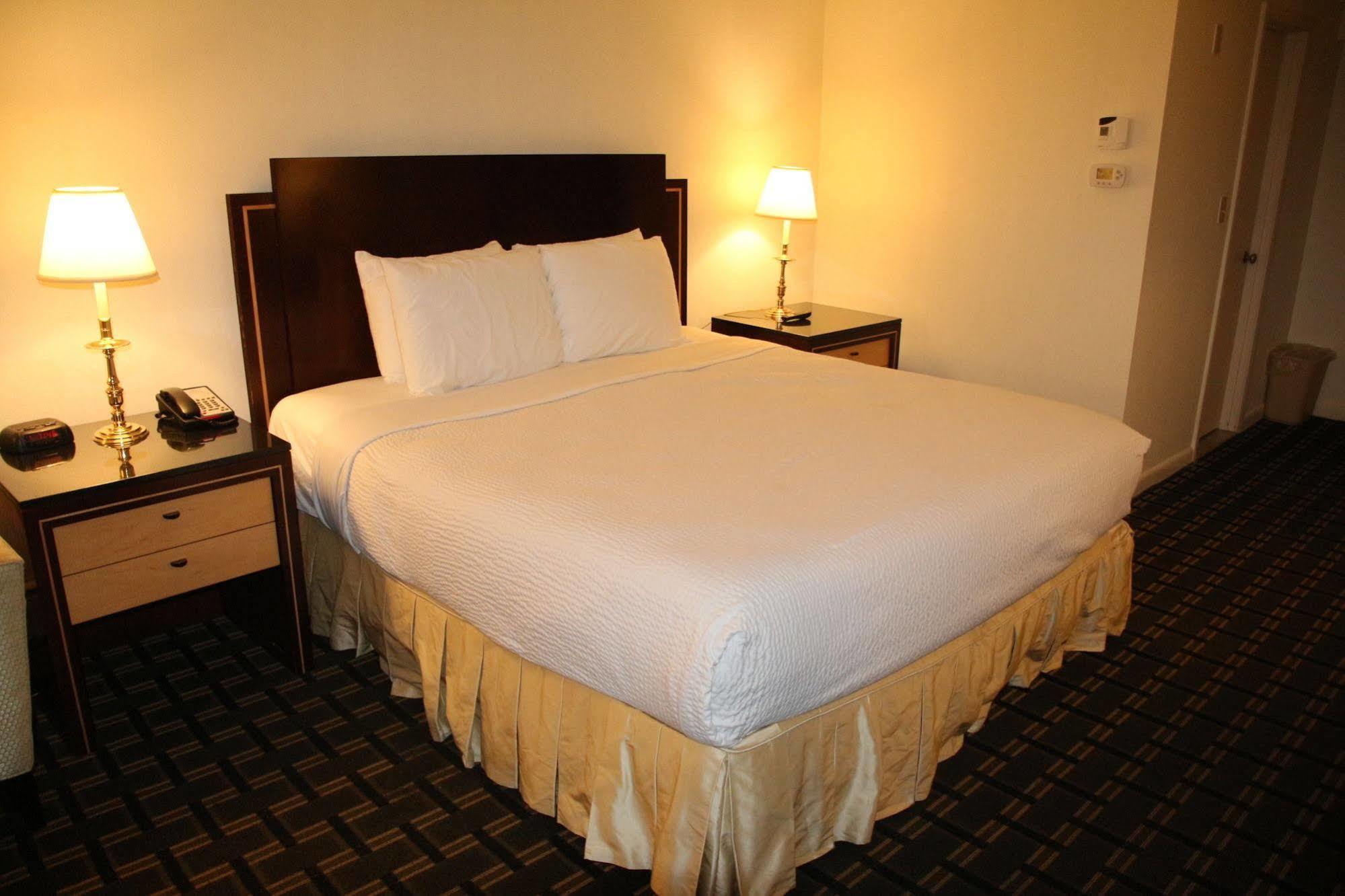 Hotel Plaza - Boston Bedford